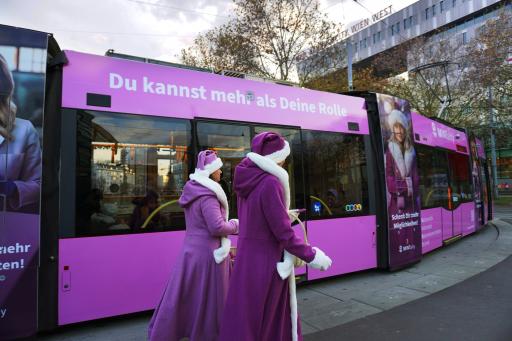  MINTality bringt mit einer eigens gebrandeten Straßenbahn die
Weihnachtsfrau nach Wien. Inklusive froher Botschaft.