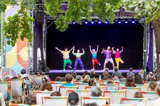 Über 2000 Künstler:innen treten jährlich beim Kultursommer Wien
auf. Hier zu sehen ist die Groove Crew auf einer Kultursommer-Bühne.