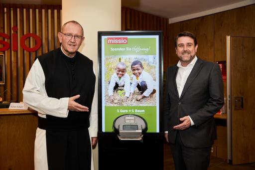 Pater Karl (Missio) und Mario Reichel (GF BLITZBLANK) setzen sich
gemeinsam für das Hilfsprojekt Madagaskar ein.