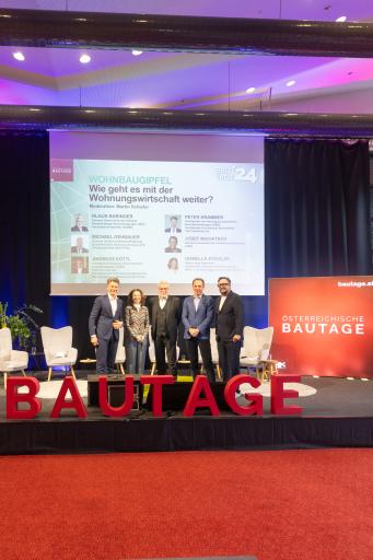 DI Dr. Peter Krammer (Fachverband der Bauindustrie), Mag.
Isabella Stickler (Obfrau Arge Eigenheim), a3BAU Chefredakteurin
Sabine Müller-Hofstetter, Dr. Klaus Baringer (Obmann
Österreichischen Verband gemeinnütziger Bauvereinigungen - GBV) und
Andreas Köttl (Präsident Vereinigung Österreichischer
Projektentwickler – VÖPE) trafen sich zum Wohnbaugipfel, bei dem die
Forderungen der Wohnbau-Allianz wiederholt wurden. Moderiert wurde
der Podiumstalk von Mag. Martin Schiefer