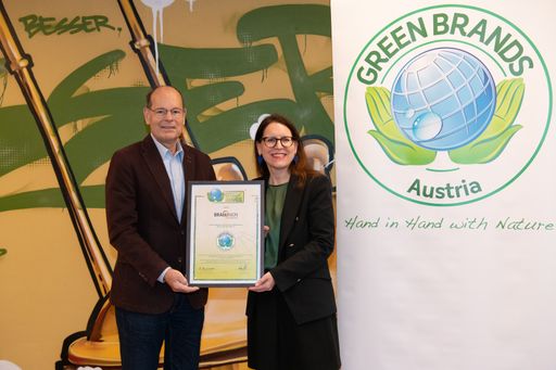  Norbert R. Lux, Geschäftsführer von GREEN BRANDS, übergab das
Zertifikat an Daniela Winnicki, Director Corporate Affairs der Brau
Union Österreich.