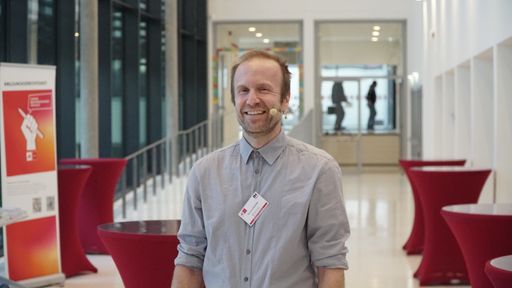  Thomas Srasser, PH Wien spricht über KI zwischen Hype und
Hilferuf.