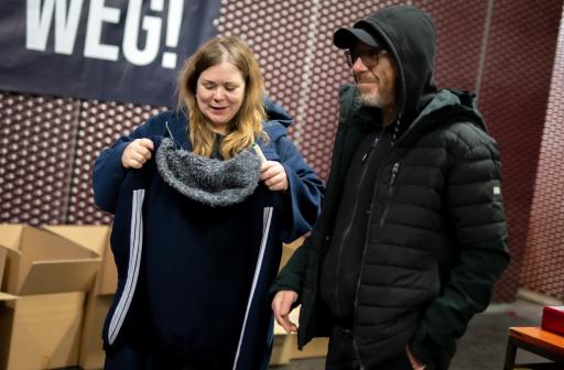  Steffi Sarnagel sammelt mit SOS Balkanroute Sachspenden und liest
danach aus ihrem Debütroman "Dicht". Mit dabei auch Roman Gregory,
Urgestein der Wiener Szene.