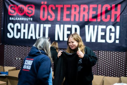 Vorschau Bild von Steffi Sarnagel sammelt mit SOS Balkanroute Sachspenden und liest
danach aus ihrem Debütroman "Dicht".