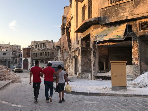 Eine Familie geht durch die Straßen von Aleppo (2022).
