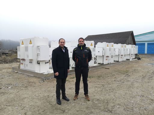  KWG Geschäftsführer Peter J. Zehetner und Projektleiter Andreas
Schenk vor dem Batteriespeicher-Park beim Wasserkrafterk Hart.