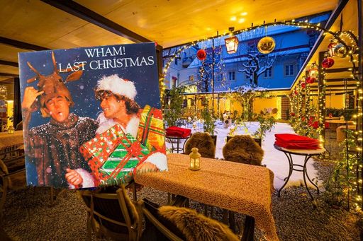  1000 Euro „Schmerzensgeld“ wirdunter den Gästen verlost, die sich
beim PRATIO-Advent im Innenhof des Grazer Parkhotels bis zu 5
Stunden lang „Last Christmas“ von Wham! anhören.