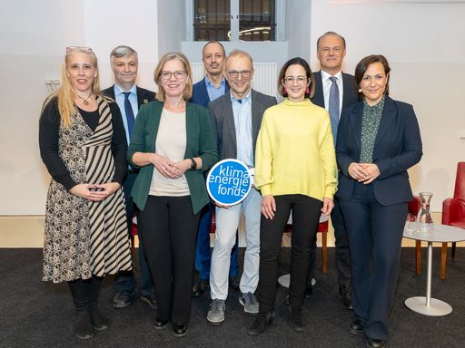Vorschau Bild von v.l.n.r.: Patrizia Ilda Valentini (Head of Mobilize -
Mobilitätsmarke der Renault Group), Prof. Dr. Steininger (Uni Graz -
Studienautor), Leonore Gewessler (Klimaschutzministerin), Jürgen
Schneider (Leiter der Sektion VI „Klima und Energie“ im
Klimaschutzministerium - BMK), Bernd Vogl (Geschäftsführer Klima-
und Energiefonds), Tina Deutsch (Vorständin von KONTEXT - Institut
für Klimafragen), Johannes Rath (CTO der Wienerberger AG) und
Manuela Raidl (Moderation).