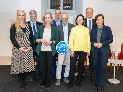 v.l.n.r.: Patrizia Ilda Valentini (Head of Mobilize -
Mobilitätsmarke der Renault Group), Prof. Dr. Steininger (Uni Graz -
Studienautor), Leonore Gewessler (Klimaschutzministerin), Jürgen
Schneider (Leiter der Sektion VI „Klima und Energie“ im
Klimaschutzministerium - BMK), Bernd Vogl (Geschäftsführer Klima-
und Energiefonds), Tina Deutsch (Vorständin von KONTEXT - Institut
für Klimafragen), Johannes Rath (CTO der Wienerberger AG) und
Manuela Raidl (Moderation).