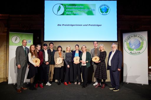  Gestern wurde in Wien der Österreichische
Umweltjournalismus-Preis 2024 verliehen. Auf dem Foto: Die
Preisträgerinnen und Preisträger mit dem Jury-Vorsitzenden Prof.
Fred Turnheim, Internationales Institut für Medien (rechts),
Klimaschutzministerin Leonore Gewessler, Schirmherrin des Preises
(4. von rechts) und Norbert Lux (links), Gründer der GREEN BRANDS
Organisation, die den Preis seit 2019 verleiht.