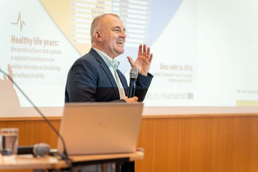 Vorschau Bild von Thomas Altgeld (deutscher Psychologe und Geschäftsführer der
Landesvereinigung für Gesundheit und Akademie für Sozialmedizin
Niedersachsen Bremen e.V.) beim Vortrag zur Männergesundheit.