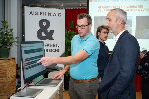 Vorschau Bild von Thomas Schirgi (li im Bild) ist Projektmanager für den KI-Chatbot
AGNES.