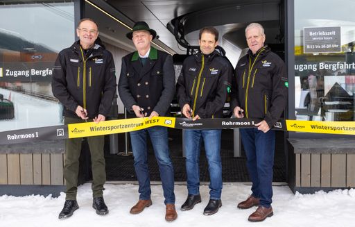  Mit einem feierlichen Festakt wurde am 4. Dezember 2024 die neue
10er-Kabinenbahn „Rohrmoos I“ sowie das hochmoderne
„Wintersportzentrum WEST“ offiziell eröffnet (v.l.n.r. Dir. Georg
Bliem – Planai-Geschäftsführer, Hermann Trinker – Bürgermeister
Stadtgemeinde Schladming, Mag. Martin Latzka –
Planai-Aufsichtsratsvorsitzender, Mag. Gerhard Wiedmann –
Planai-Aufsichtsratsvorsitzender Stv.)