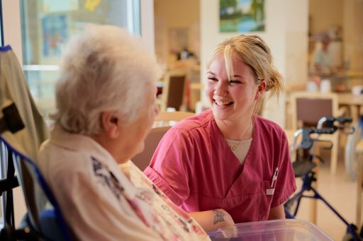 Vorschau Bild von Bewohnerin mit Pflegerin im Gespräch