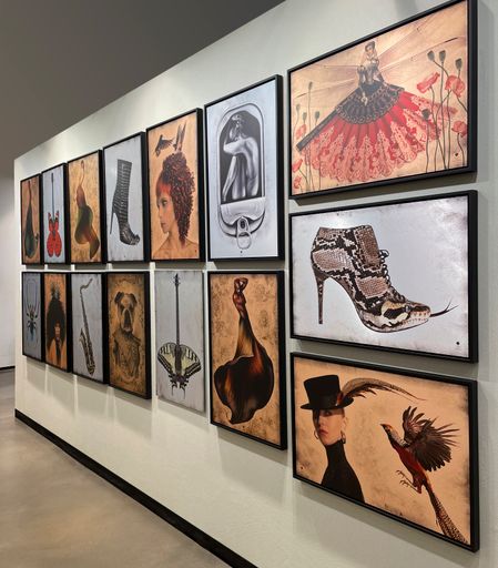 Vorschau Bild von Ein Highlight der diesjährigen Veranstaltung war die Premiere
ausgewählter Werke aus Kindlingers Serien „It is not what it seems“,
„Icons of the World“ und „Stripes and Numbers“.