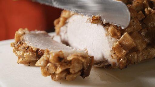 Vorschau Bild von Zu Silvester gehört traditionell der Wiener Schweinsbraten.
Dieser wird sowohl warm als auch kalt serviert. Die perfekte Kruste
– so wie sie beim Fleischer gelingt – ist jedoch zuhause oft schwer
nachzuahmen. Das Schwein gilt als Symbol für Glück und Wohlstand,
weshalb der Schweinsbraten ein typisches Neujahrsgericht ist.