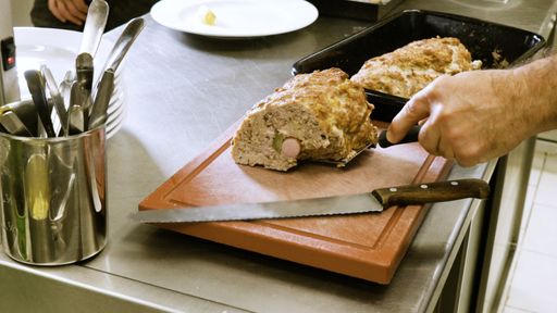 Vorschau Bild von Am zweiten Weihnachtstag steht in vielen Wiener Haushalten der
Stephaniebraten auf dem Tisch. Dieser gefüllte Braten, zubereitet
mit Eiern, Essiggurken, Semmelbröseln und Frankfurter Würstel, ist
auch unter dem Namen „falscher Hase“ bekannt.