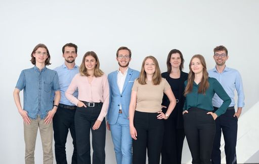 Vorschau Bild von OLÉ - Österreichs Leitstelle für Elektromobilität bei
AustriaTech: v.l.n.r.: Gabriel Schuster, Johannes Hasibar, Lena
Schwarz, Philipp Wieser, Samantha Eigner, Christina Fischer, Sophie
Rammerstorfer, Tobias Begle
