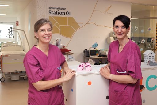 Vorschau Bild von Kinderärztin Andrea Schiller und Bereichsleiterin Pflege Brigitte
Falli sind seit Beginn Teil des Teams der „Perinatalen
Palliativbetreuung“ im St. Josef Krankenhaus Wien.