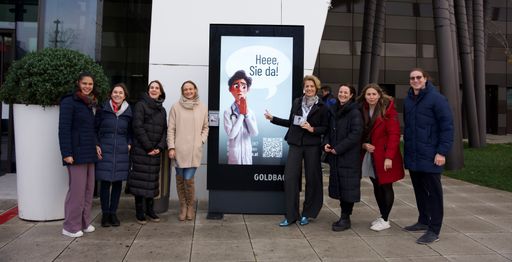 Vorschau Bild von LUIS, der virtuelle Lungencoach, war erstmals am Blackshopping
Weekend vor dem Eingang 5 der Westfield Shopping City Süd mit
Rauchmelder im Einsatz