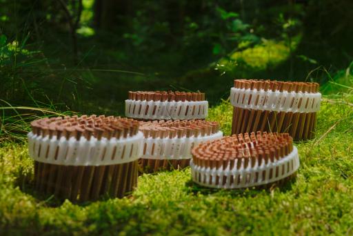  LIGNOLOC® ist der erste schießbare Holznagel der Welt, ideal für
die industrielle Fertigung und ökologische Holzbearbeitung. Mit dem
eigens entwickelten FASCO® Druckluftnagler der LIGNOLOC® Edition
lassen sich die Nägel problemlos in Holz und Holzwerkstoffe
einschießen und garantieren eine feste, unlösbare Verbindung