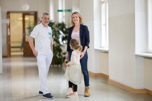 Dr. Carsten Krohn, Leitender Oberarzt, Leitender Arzt Zentrum für
Schwerbrandverletzte Kinder mit Julia und Marlene. Der Arzt ist
beeindruckt von der Geduld und dem Durchhaltevermögen der Eltern.
"Sie haben alles getan, um eine möglichst narbenarme Wundheilung zu
erreichen. Für den Gesamtverlauf war das mindestens so wichtig wie
der Verzicht auf ein Skalpell und die Verwendung von SUPRATHEL." /
Weiterer Text über ots und www.presseportal.de/nr/167421 / Die
Verwendung dieses Bildes für redaktionelle Zwecke ist unter
Beachtung aller mitgeteilten Nutzungsbedingungen zulässig und dann
auch honorarfrei. Veröffentlichung ausschließlich mit
Bildrechte-Hinweis.