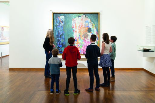  Gruppe von Kindern mit Kunstvermittlerin Emmi Franke vor dem
Gemälde "Tod und Leben", 1910/11, umgearbeitet 1912/13 und 1915/16,
von Gustav Klimt (1862-1918), Leopold Museum, permanente
Präsentation "Wien 1900. Aufbruch in die Moderne", Ebene 4
