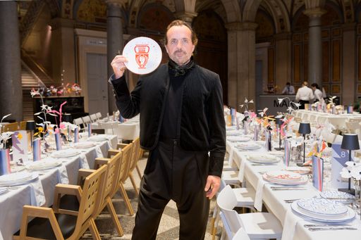 Andreas Kronthaler, Creative Director von Vivienne Westwood mit
der MAK × Gmundner Keramik × Vivienne Westwood © eSeL.at - Joanna
Pianka