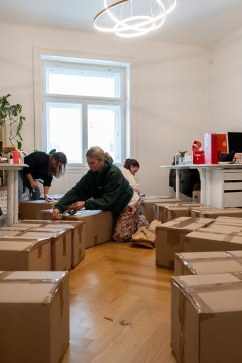 Vorschau Bild von Karin Teigl beim Verpacken der Charity Box.