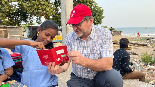 Jugend Eine Welt-Geschäftsführer Reinhard Heiserer beim Besuch
von "Beach Blossom" - einem von Jugend Eine Welt geförderten
Schulprojekt direkt am Strand von Indiens Millionenstadt
Vishakhapatnam. Während die Eltern als Fischer bzw.
Marktverkäuferinnen untertags für das finanzielle Überleben der
Familie sorgen, erhalten ihre Kinder dank Jugend Eine Welt kostenlos
wichtige Schulbildung."