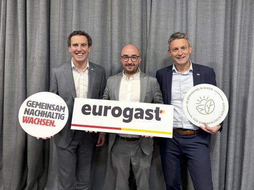 Eurogast Österreich setzt starke Zeichen für Nachhaltigkeit.
v.l.n.r. Alexander Kiennast, Geschäftsführender Gesellschafter
Eurogast Österreich, Franz Sinnesberger, Geschäftsführender
Gesellschafter Eurogast Österreich, Peter Krug, Geschäftsführer
Eurogast Österreich
