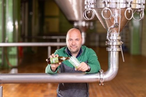 Vorschau Bild von Der Braumeister Michael Zotter aus der Gösser Brauerei schenkte
sich beim Interview für den aktuellen Bierkulturbericht nicht nur
ein neues Gösser Biostoff ein, sondern gab auch interessante
Einblicke in den aufwändigen Entwicklungsprozess dieses innovativen
Bio-Bieres.