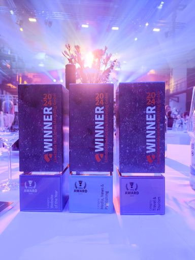 Die Trophäen der TYPO3-Awards in den Kategoriens "Website of the
Year", "Media News & Publishing" sowie "Travel & Tourism".