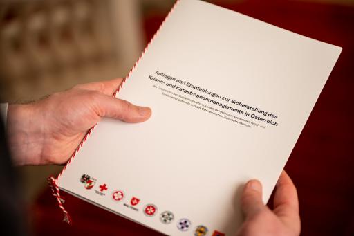 Feuerwehr, Rettungsorganisationen und Zivilschutzverband
übergaben ein gemeinsames Positionspapier an Innenminister Gerhard
Karner.