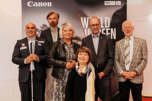  Bil Marinkovic (Para-Olympicsportler), Thomas Kamenar
(Moderator), Monika Haider (Gründerin Diversity Ball Wien), Silvia
Oblak (Ehrenpräsidentin Verein Blickkontakt, Hermann Anderl
(Geschäftsführer Canon Austria) und Kurt Prall (Obmann des Blinden-
und Sehbehindertenverbands Wien, Niederösterreich und Burgenland
beim Galaabend der Ausstellung "World Unseen".