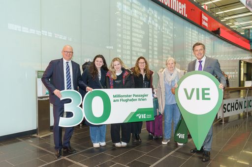 Vlnr: Julian Jäger, Vorstand der Flughafen Wien AG, Fr. Celia
Wiliams und ihre Familie sowie Peter Hanke, Wirtschafts- und
Finanzstadtrat der Stadt Wien