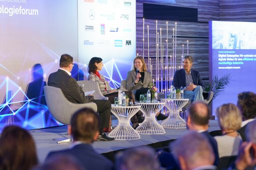 Vorschau Bild von Podiumsdiskussionen runden das Vortragsprogramm auf der
Dinner-Night und am Forumstag 2025 ab und liefern Einblicke in
digitale Transformationsprozesse oder den Einsatz von Künstlicher
Intelligenz in der Industrie.