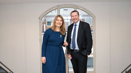 Ingrid Krawarik, Chefredakteurin des Börsianers, gratuliert
Generali CEO Gregor Pilgram zu den Auszeichnungen