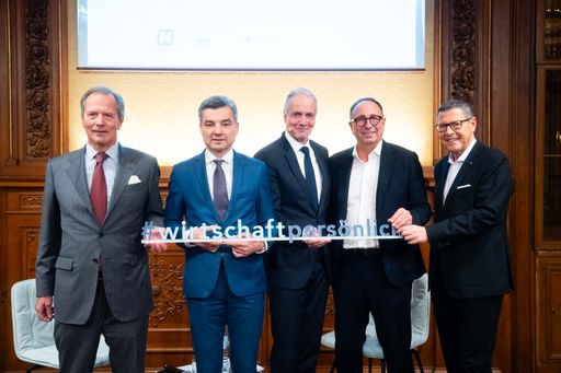 Gruppenfoto Initiatoren; Referenten und Moderator