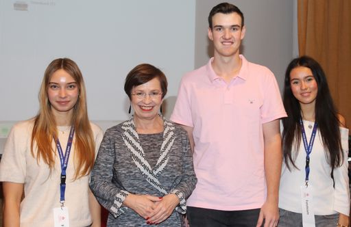 Doris Schmidauer mit Schüler:innen beim ersten "die IT-Tag" am
Don Bosco-Gymnasium in Unterwaltersdorf