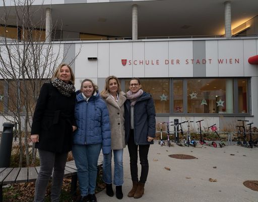 Vorschau Bild von Eveline Kasik, Lena Hasieber, Sandra Heissenberger und Stephanie
Jakoubi beim ersten "die IT-Tag" an der Antonia-Bruha-Schule (GTMS
Langobardenstraße) in Wien 22.