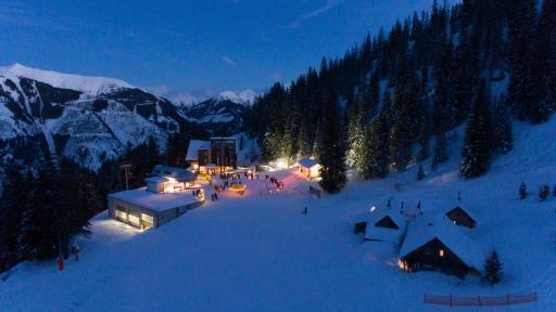  Die Riesneralm in Donnersbachwald lädt zum Gipfeladvent und
Skivergnügen ein. Erlebt ein Winterwochenende voller Zauber und mit
viel Musik.