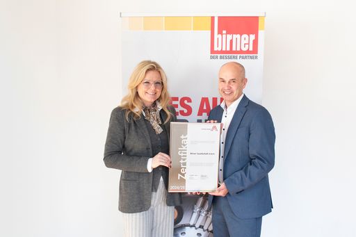  Monica Rintersbacher, Geschäftsleitung Leitbetriebe Austria, mit
Franz Lettner, Geschäftsführung Birner GmbH, bei der Übergabe des
Zertifikats.
