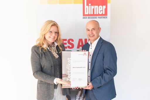 Vorschau Bild von Monica Rintersbacher, Geschäftsleitung Leitbetriebe Austria, mit
Franz Lettner, Geschäftsführung Birner GmbH, bei der
Zertifikatsübergabe.