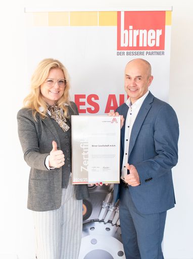 Vorschau Bild von Monica Rintersbacher, Geschäftsleitung Leitbetriebe Austria, mit
Franz Lettner, Geschäftsführung Birner GmbH, freuen sich über die
neuerliche Übergabe des Zertifikats.