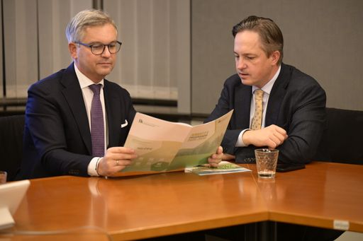 Vorschau Bild von Kammerpräsident Johannes Schmuckenschlager übergibt dem
österreichischen Kommissar Magnus Brunner das Arbeitsprogramm der
Landwirtschaftskammer Niederösterreich.