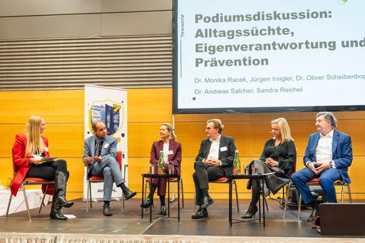  v.l.n.r.: Jacqueline Knollmayr (Moderation), Dr. Oliver
Scheibenbogen (API), Sandra Reichel (WTA Linz), Jürgen Irsigler
(ADMIRAL Sportwetten), Dr. Monika Racek (ADMIRAL Casinos &
Entertainment AG), Dr. Andreas Salcher (Autor)