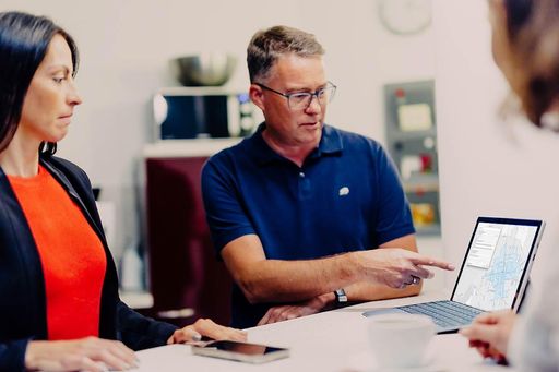 Vorschau Bild von Mit einem passenden QGIS Plugin sparen sich Unternehmen Zeit und
Geld. Sie können sich schneller um Analysen und ihre Vorhaben
kümmern.