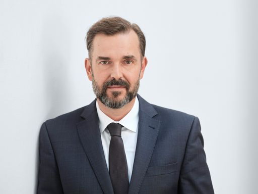 Die Eigentümerversammlung der APA - Austria Presse Agentur hat
heute, Mittwoch, Clemens Pig für eine weitere fünfjährige
Funktionsperiode als Vorsitzenden der Geschäftsführung und
geschäftsführenden Vorstand bestätigt.