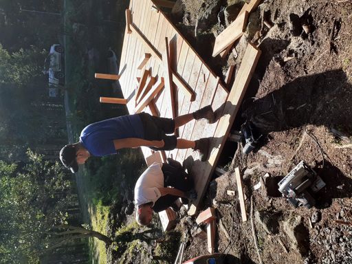 Mitarbeitende der Naturwerkstatt Tirol im Einsatz.